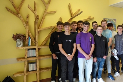I ragazzi di Forma Futuro donano una libreria all'Ospedale di Vaio 